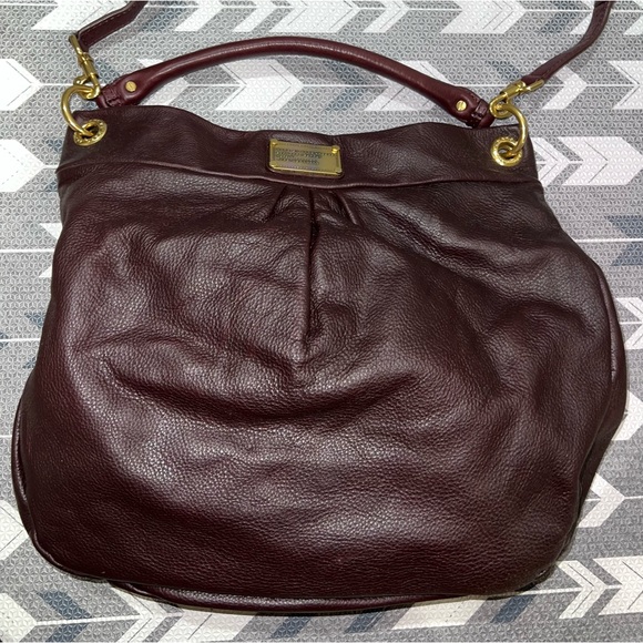 Marc Jacobs Handbags - Marc Jacob's burgundy leather crossbody bag